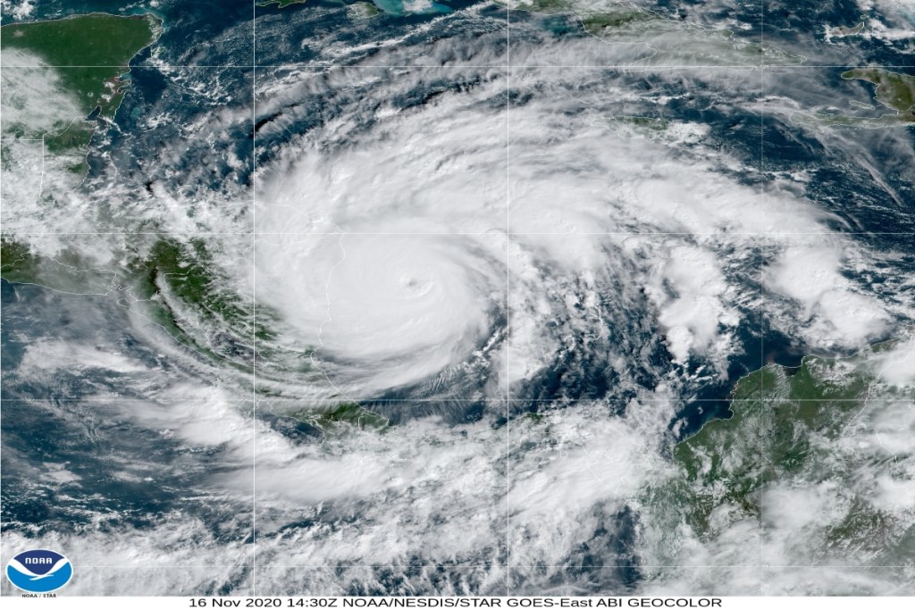 El huracán Iota seguía fortaleciéndose rápidamente el lunes mientras se dirigía hacia Centroamérica