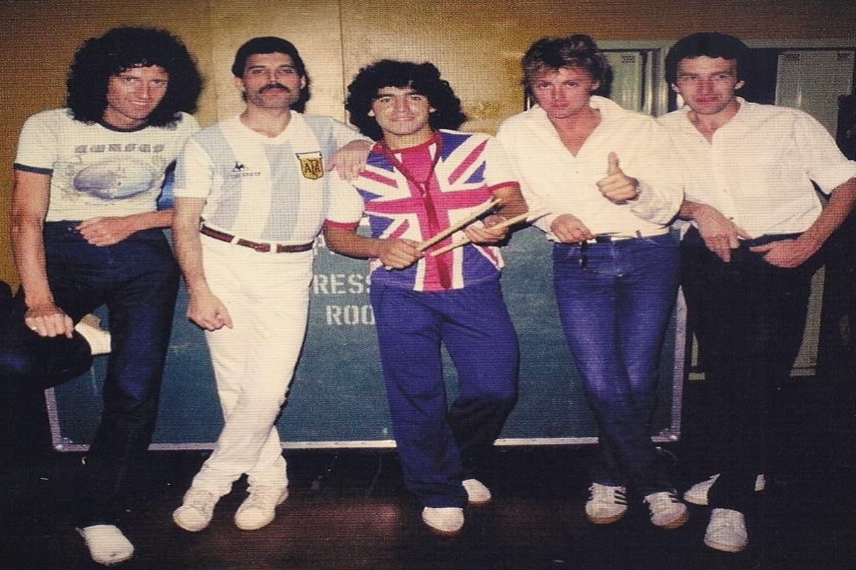 El famoso guitarrista británico, Brian May compartió por medio de su cuenta de Instagram una foto en la que la banda Queen se retrató con el recién fallecido, Diego Armando Maradona