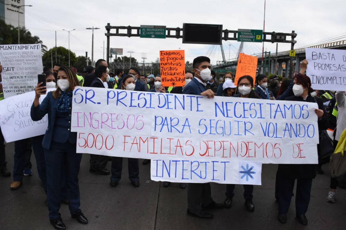 Alrededor de 500 empleados de Interjet se manifestaron afuera de la Terminal 1 del AICM, para exigir el pago de su salario