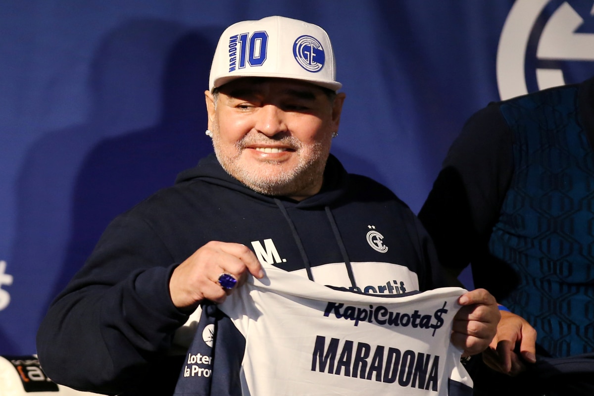 El ídolo del fútbol Diego Maradona volvió el martes al trabajo como director técnico de Gimnasia y Esgrima La Plata
