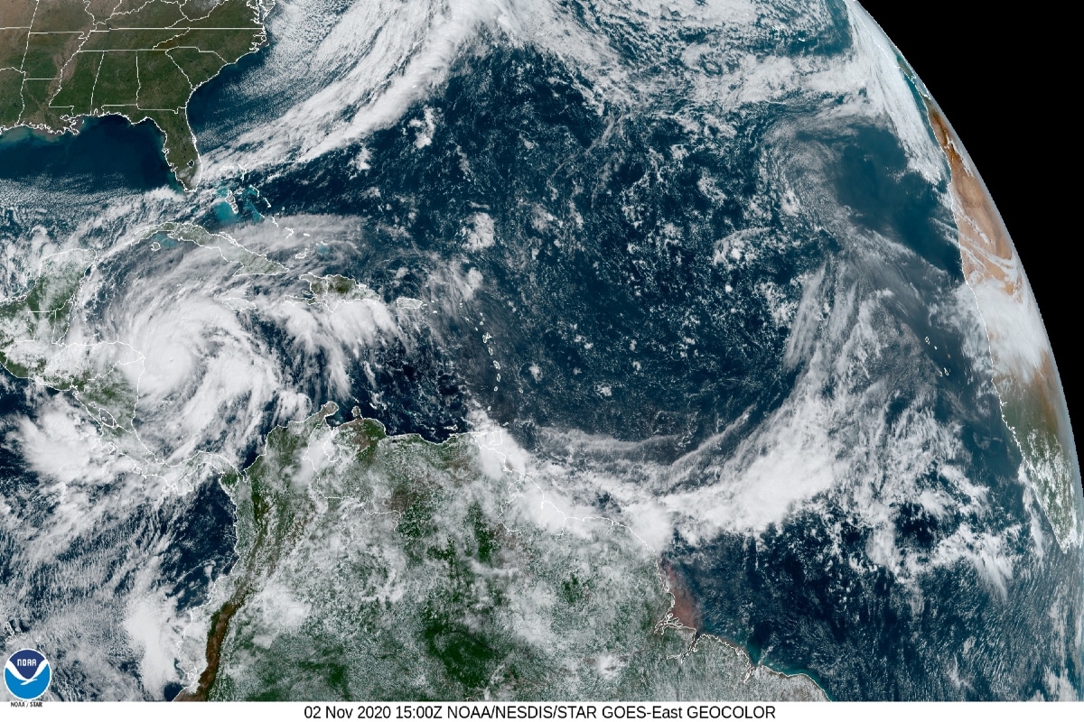La tormenta Eta recobró fuerza de huracán en su trayectoria por la costa suroccidental de Florida 