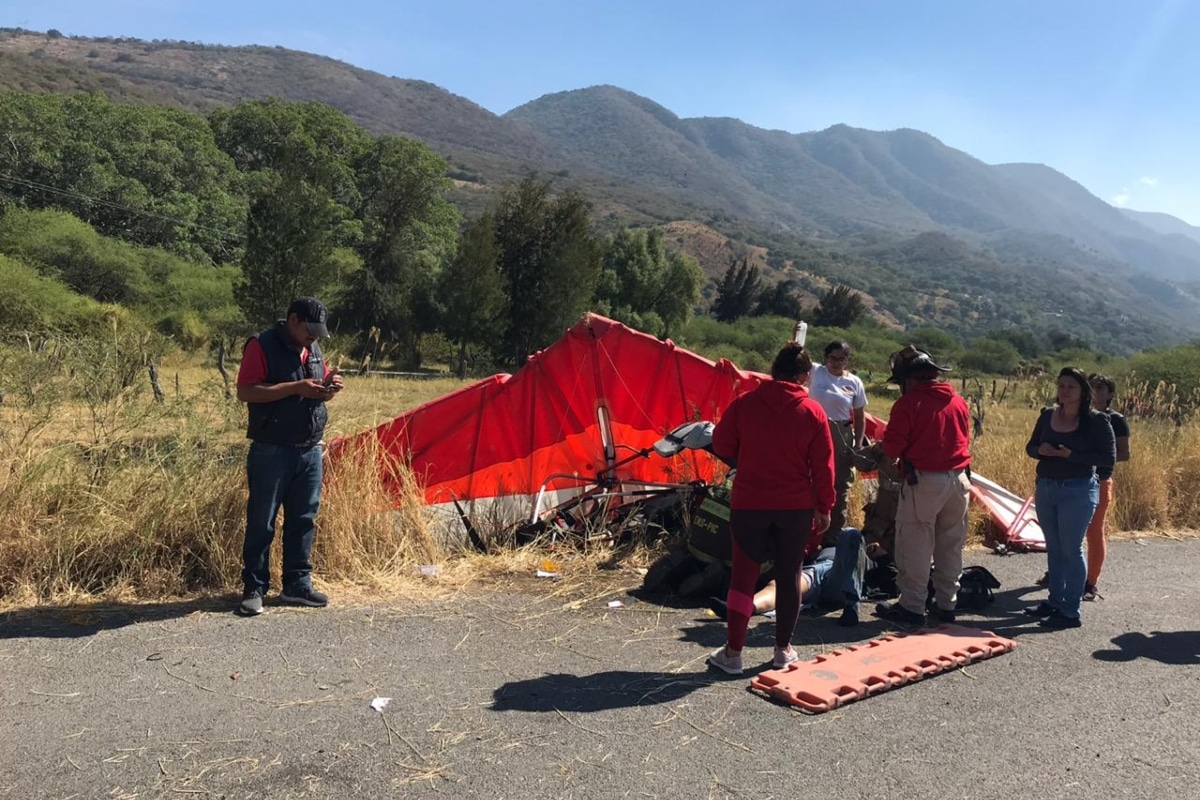 La pequeña aeronave terminó a un costado de la carretera que conduce de Zacoalco al poblado de San Marcos por lo que todos los presentes en la zona corrieron para ver lo sucedido y al ver la condición de los ocupantes, solicitaron ayuda