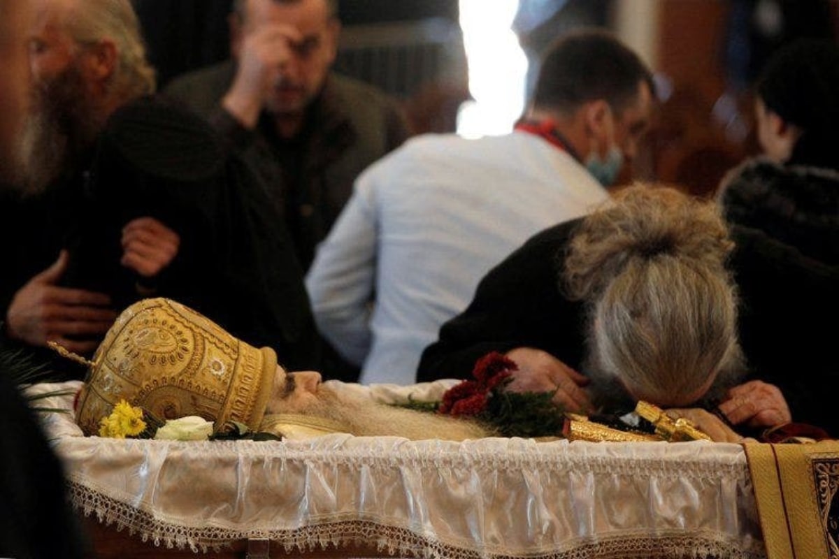 Miles de personas besan el cuerpo de arzobispo fallecido por Covid-19