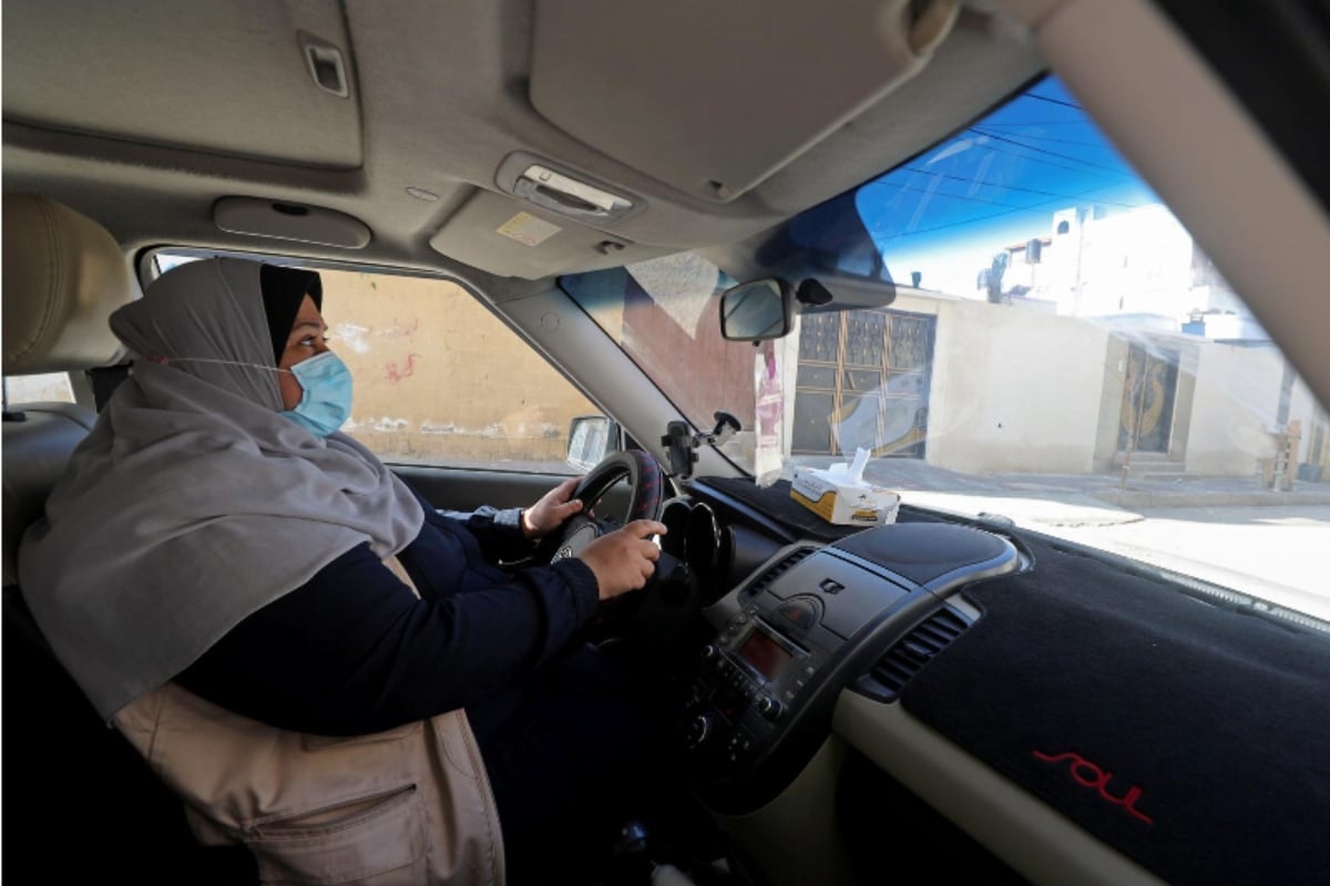 Abu Jibba, que tiene un título en servicio comunitario, comenzó su negocio de taxista después de no poder encontrar trabajo
