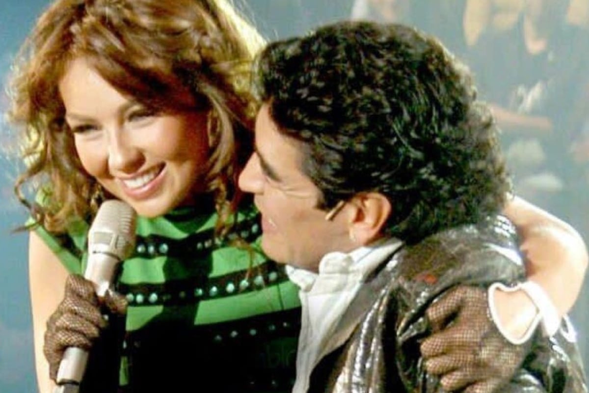 En la imagen que adjuntó al post se le observa abrazada de Maradona en uno de los conciertos de la también actriz