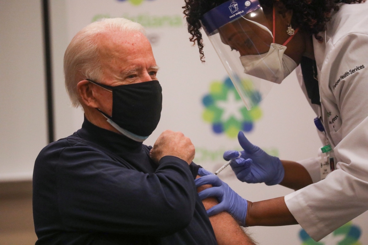 "No quiero adelantarme en la fila, pero quiero asegurarme de que demostramos al pueblo estadounidense que es segura", aseguró Biden tras recibir vacuna