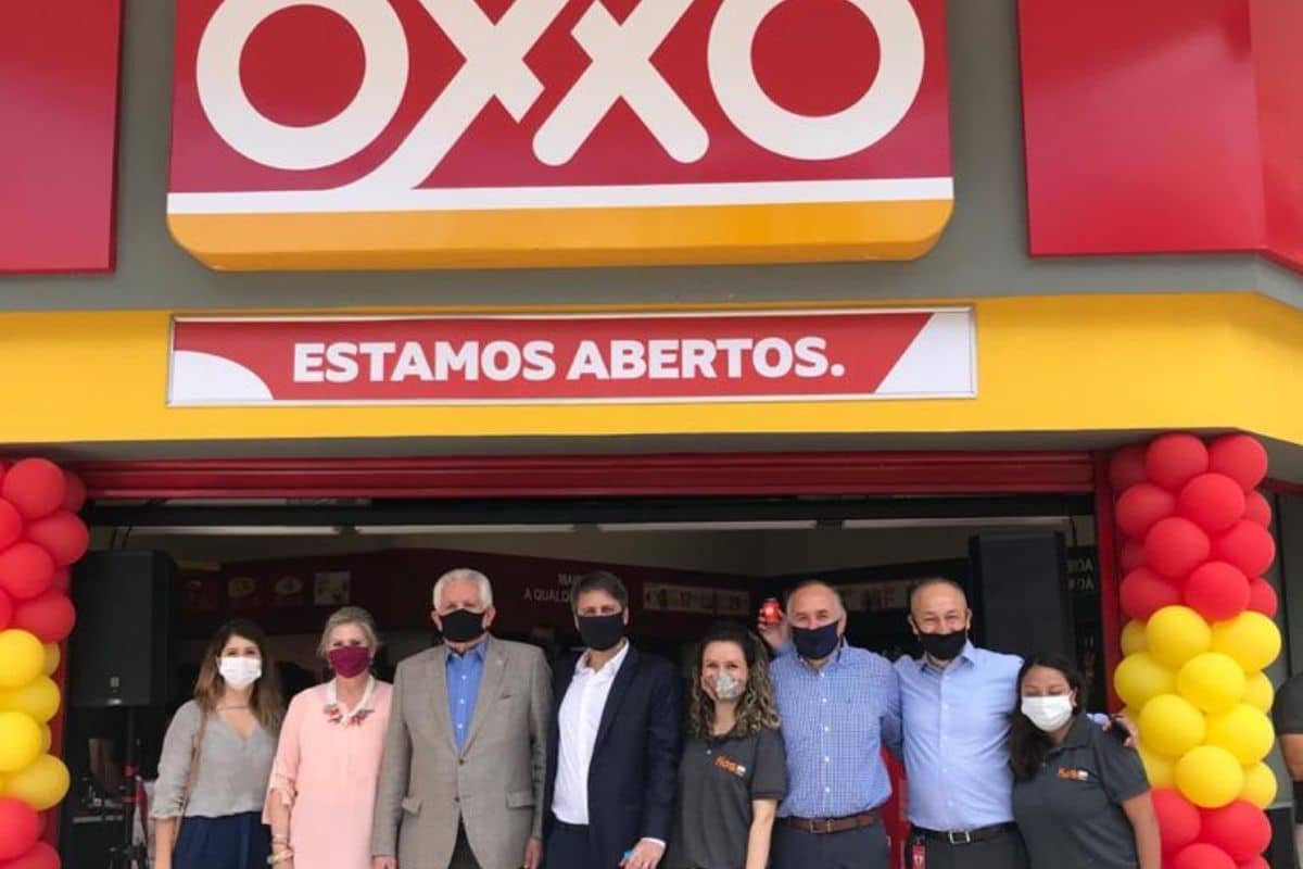 La cadena de tiendas de conveniencia mexicana, Oxxo, abrió su primer tienda en Brasil y se ubica en la ciudad de Campinas al norte de São Paulo