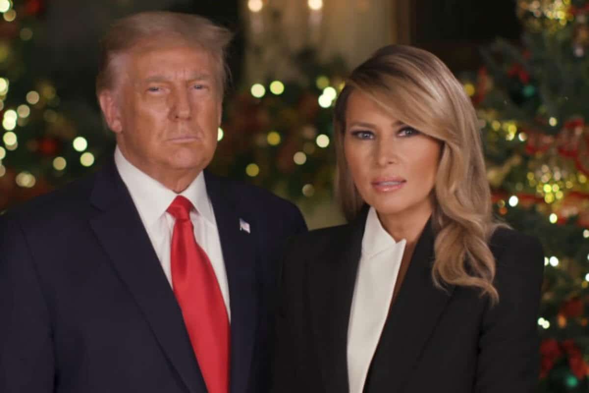 La pareja presidencial de Estados Unidos aparecieron vestidos de gala, con decoraciones y luces de Navidad detrás de ellos