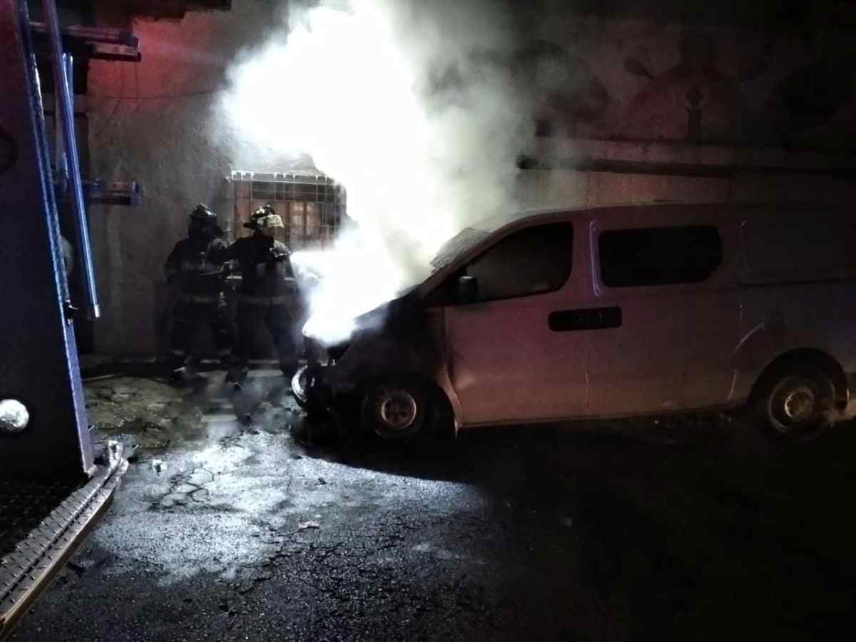 Por medio de Twitter, bomberos de la Ciudad de México, informaron que dos personas fallecieron calcinadas dentro de una camioneta en la colonia Mártires de Río Blanco, en la alcaldía de Gustavo A. Madero