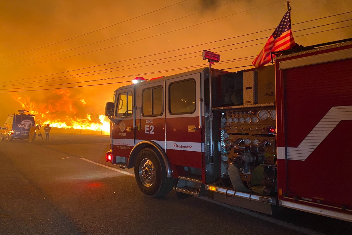 Un incendio de matorrales que estalló el miércoles por la noche en el Rancho San Diego, destruyó una casa y amenazó a otras 200 debido a que los vientos secos de Santa Ana alimentaban el fuego