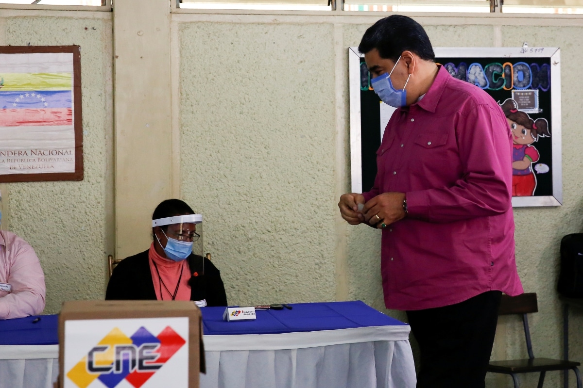 Las autoridades electorales de Venezuela seguían procesando los resultados de la elección legislativa del domingo, marcada por la poca afluencia y anticipadas críticas internacionales