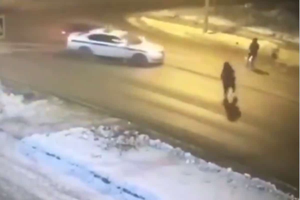 Los hechos sucedieron en Rusia y los Agentes de la Policía de tráfico de Cherepovéts se convirtieron en héroes al proteger a los peatones de un hombre que conducía a gran velocidad