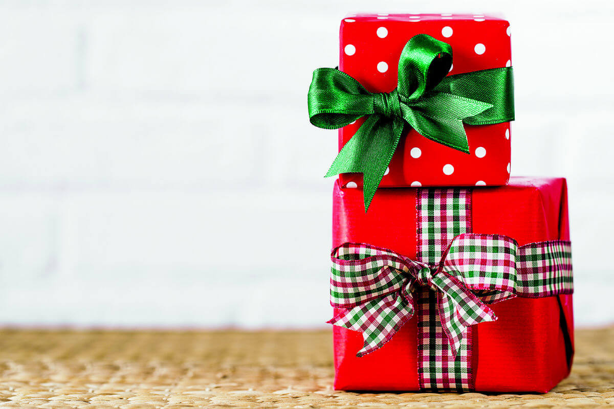 No gastes todos tus ingresos en comprar de regalos para navidad; recuerda ahorrar y pagar deudas