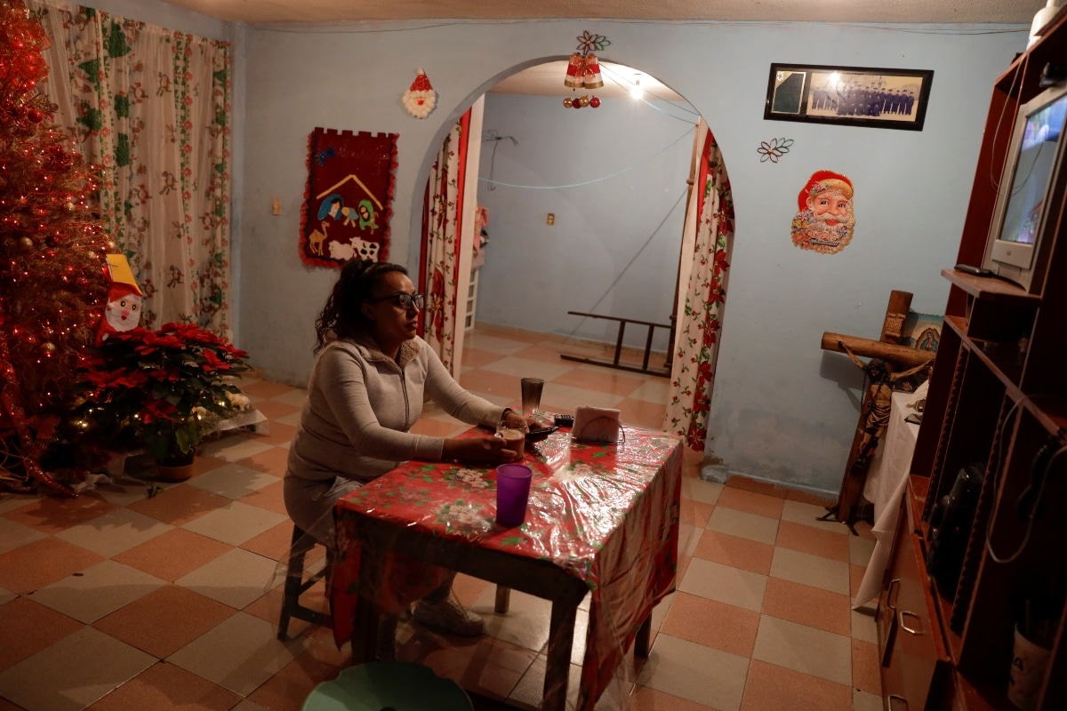 Mientras tanto, Marcela Hernández y su esposo, Juan Carlos Roque, realizaron una modesta cena de Nochebuena con sus dos hijos en su casa en los suburbios de la capital