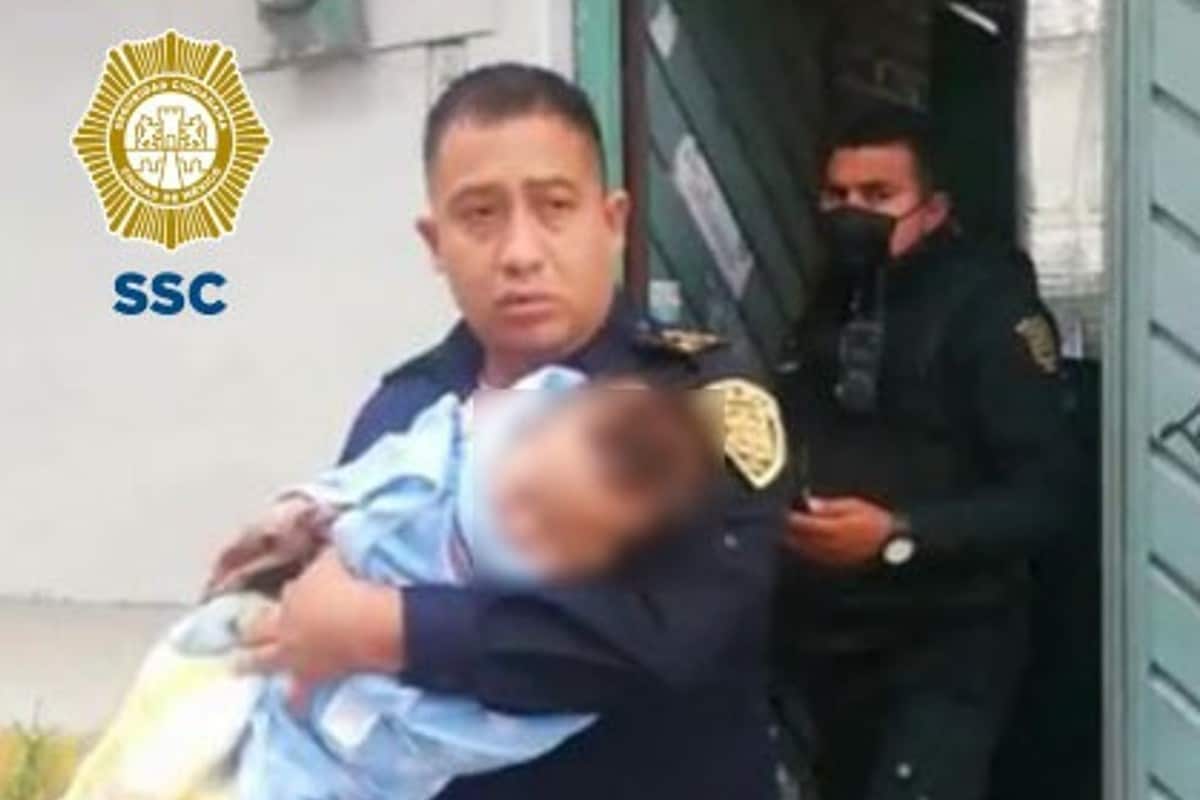 policías y bebé