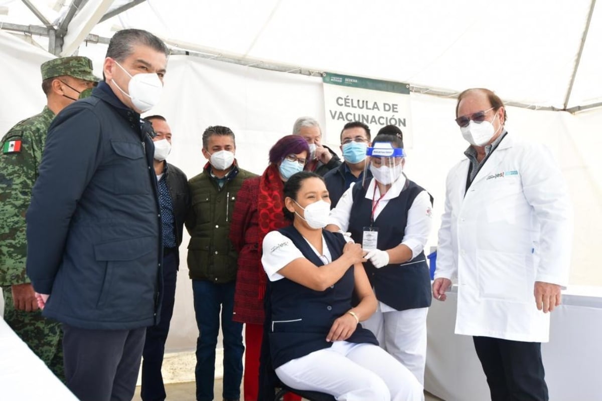 Solís informó que de las ocho mil 775 dosis de vacunas contra COVID-19, mil 950 se aplicarán en Piedras Negras, 975 en Monclova, dos mil 925 en Torreón y dos mil 925 en Saltillo