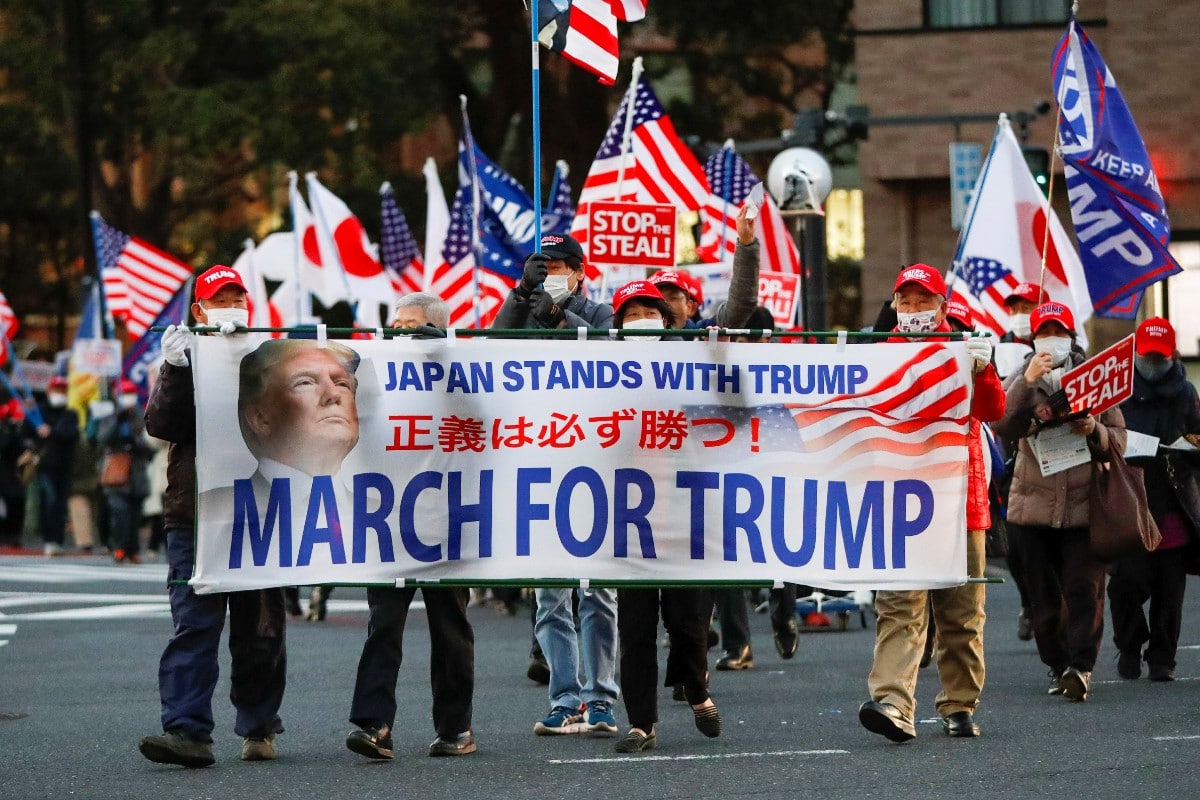 Japoneses se manifiestan a favor de Trump en Tokio