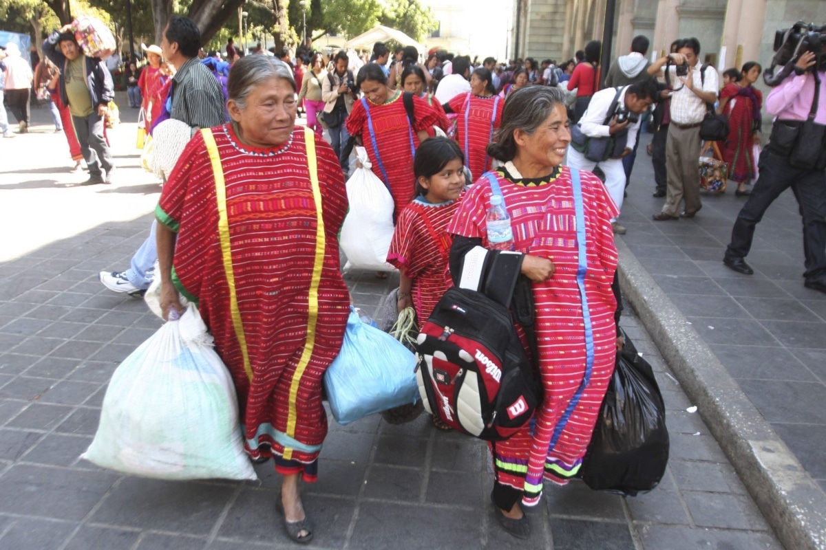 Reanudan plantón los desplazados de San Juan Copala