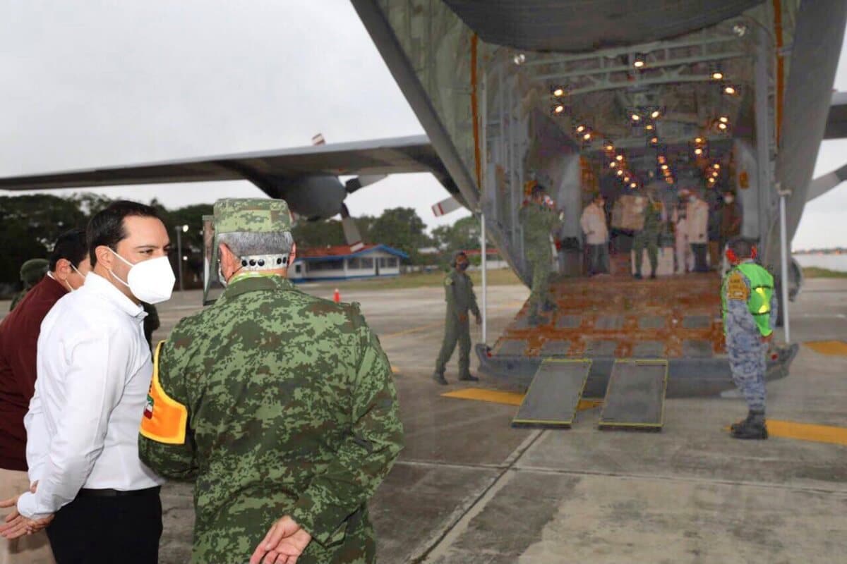 El gobernador Mauricio Vila constató el arribo de las vacunas la tarde de este martes, en un avión de la Fuerza Aérea Mexicana