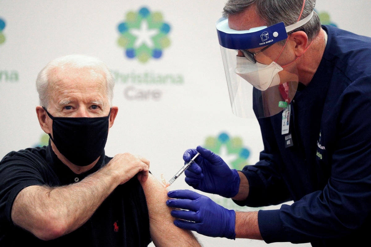 Biden recibió la primera inyección el 21 de diciembre ante las cámaras de televisión para instar a la población a vacunarse