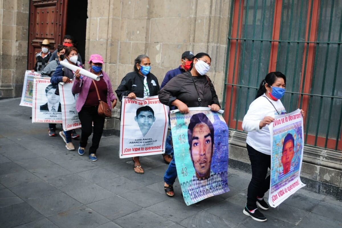 Los padres de los normalistas desaparecidos en Iguala, Guerrero, en 2014 se reunieron en Palacio Nacional para conocer avances en el caso