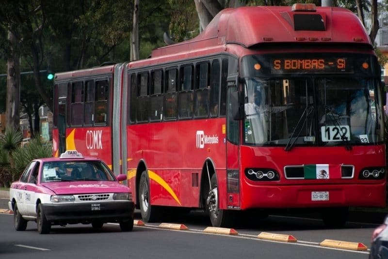 Multarán hasta con 5 mil pesos a conductores que invadan carril del Metrobús