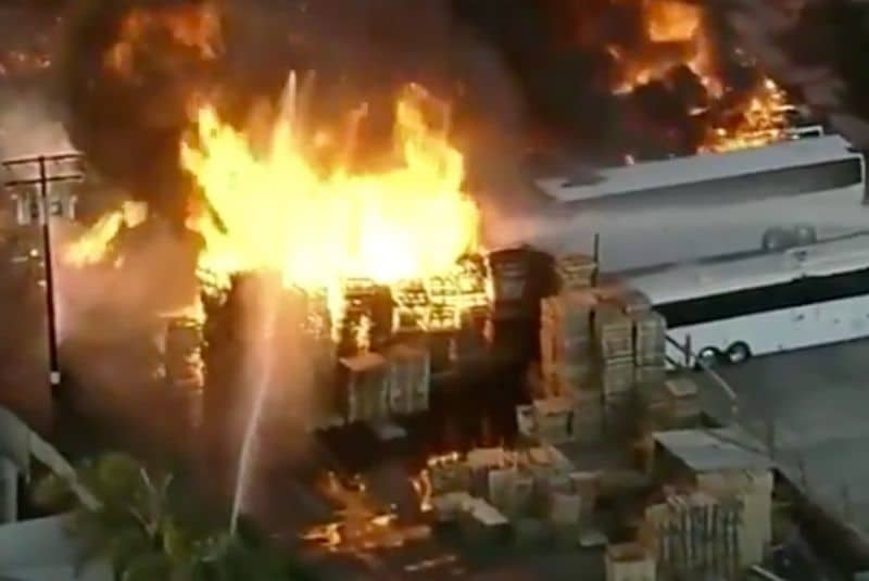 Incendio en complejo industrial de Compton destruye estructuras y autobuses