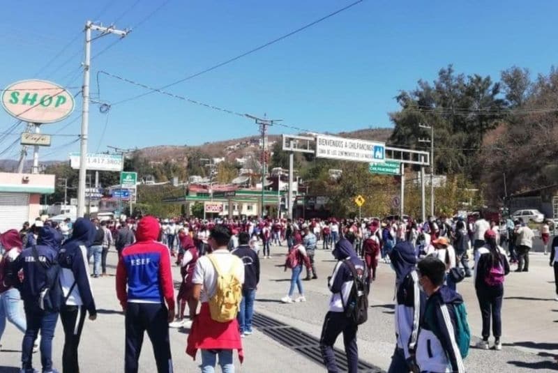Normalistas marchan y bloquean autopista en Chilpancingo por plazas
