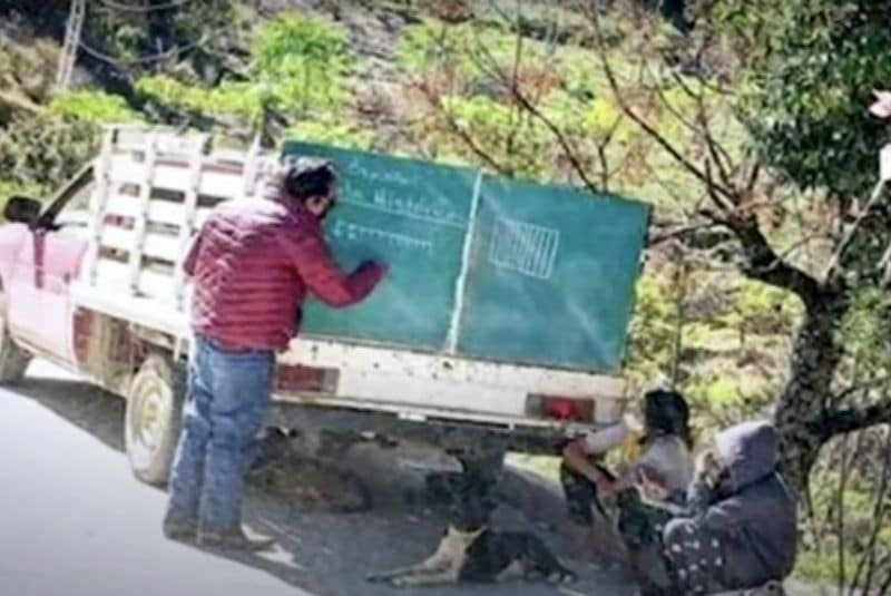 Profesor adapta su camioneta y da clases a alumnos de la Sierra de Querétaro