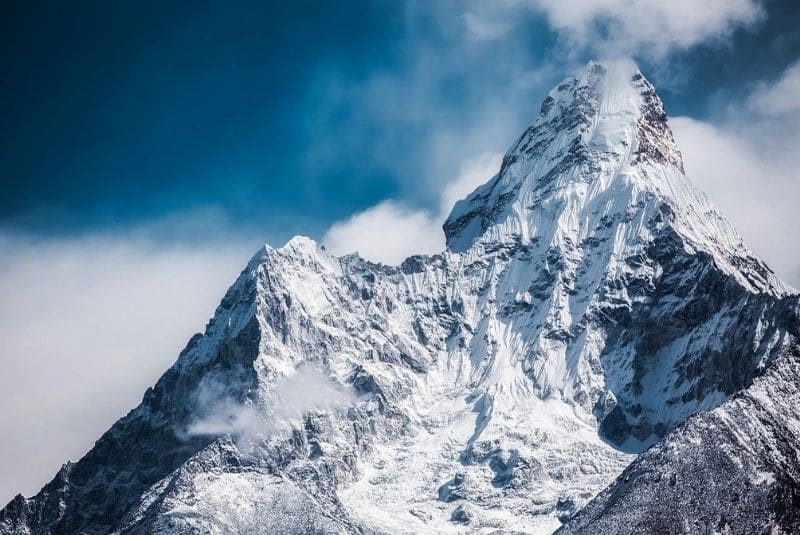 Tres muertos y 150 desaparecidos tras la ruptura de un glaciar en el Himalaya
