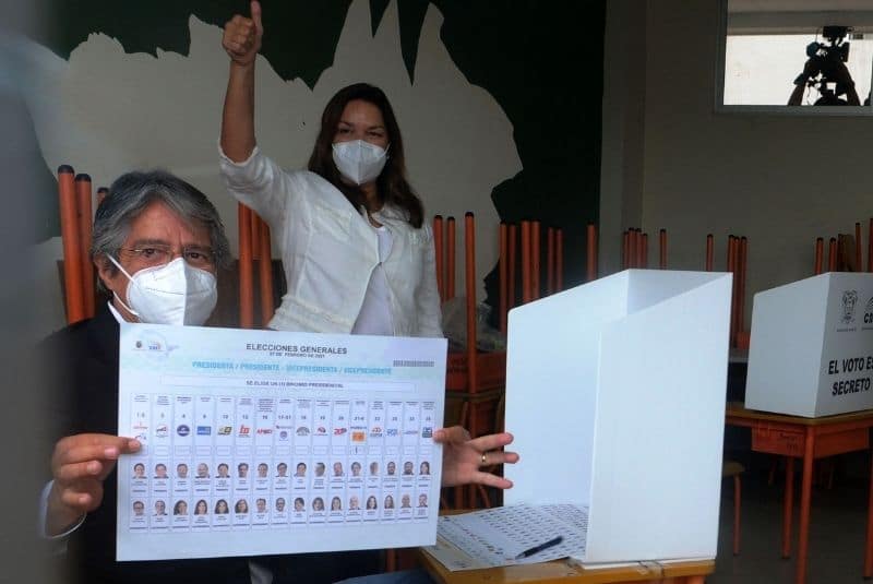 Largas filas para votar en Ecuador debido a medidas de seguridad por la pandemia