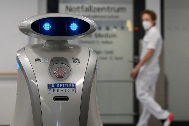 Franzi, el robot que limpia, canta en alemán y distrae a los enfermos