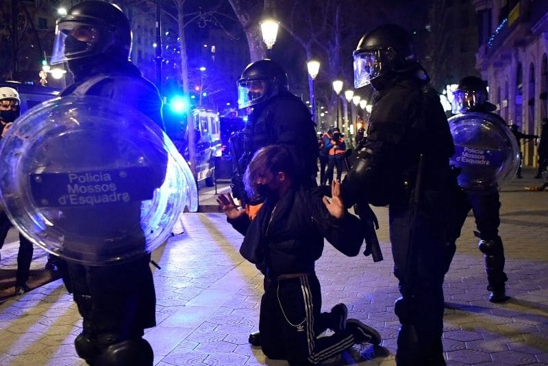 Choques entre manifestantes y policías en Barcelona durante protesta por rapero encarcelado