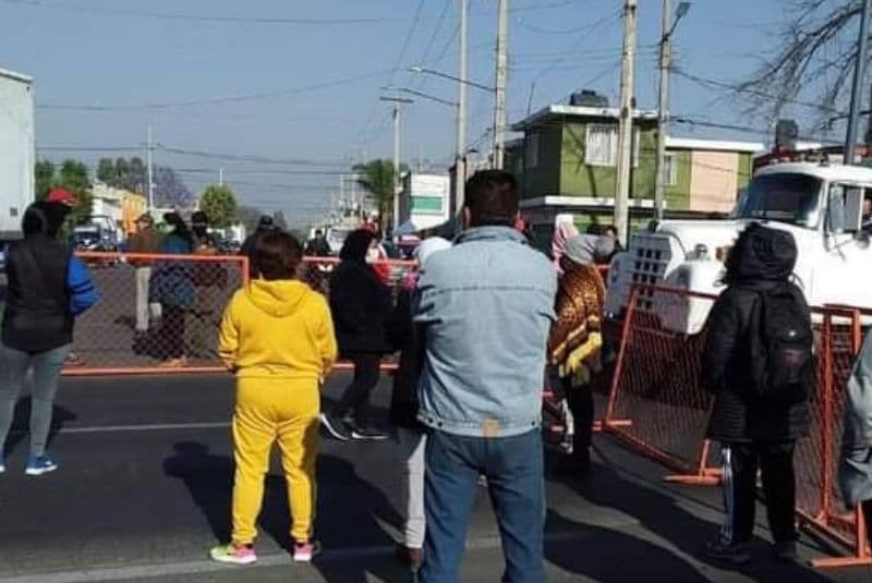 Bloquean avenida central tras cierre de centros de vacunación en Ecatepec (+video)