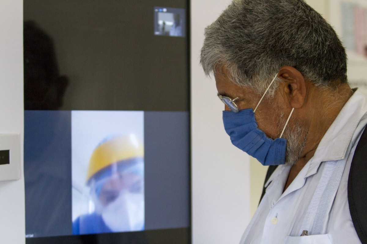 El doctor Fragoso Díaz también ha apoyado a hacer videollamadas entre familiares y pacientes, situación que reconoció, afecta