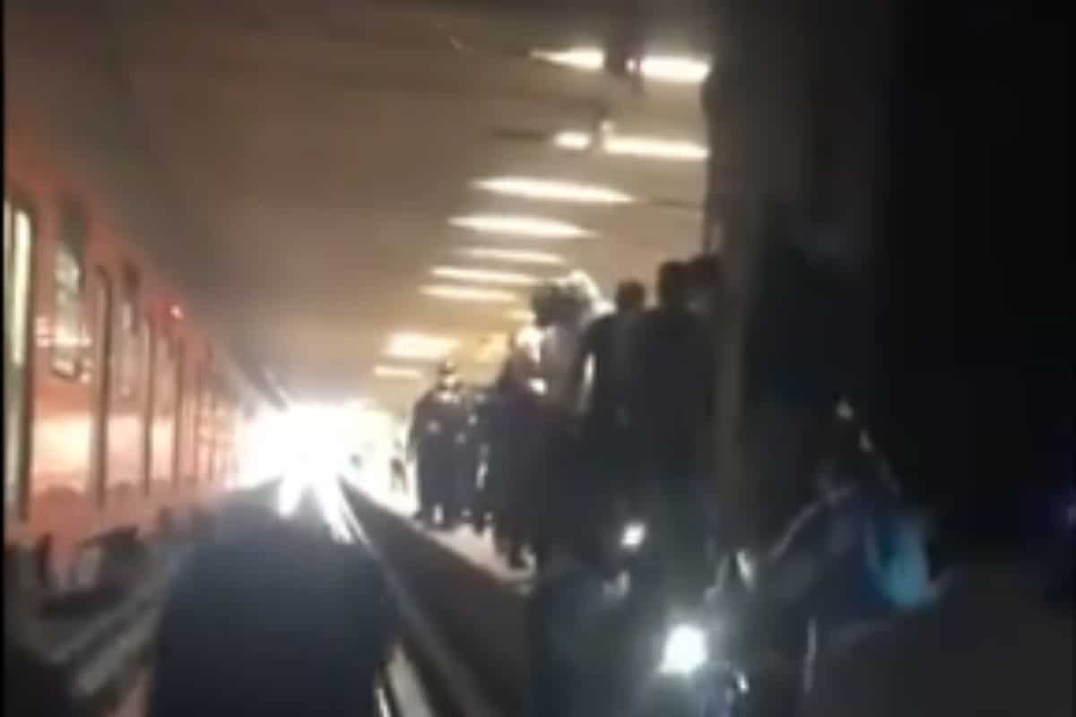 En las imágenes se observa a las personas caminar por las vías entre un túnel del servicio para llegar a la estación más cercana