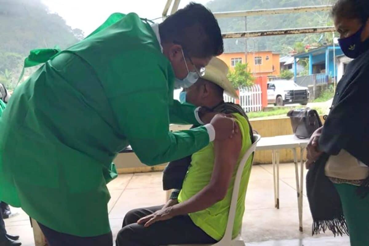 La aplicación de la primera vacuna fue  para  el señor Modesto Ortiz Andrade, de 65 años de edad, oriundo y habitante de la localidad de Cerro Central