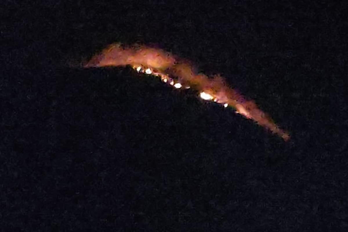 "Dos brigadas de CORENA ya se encuentran en los Parajes Espinazo del Diablo y Cerro Santo Tomas para atacar el incendio", informaron a través de su cuenta de Twitter