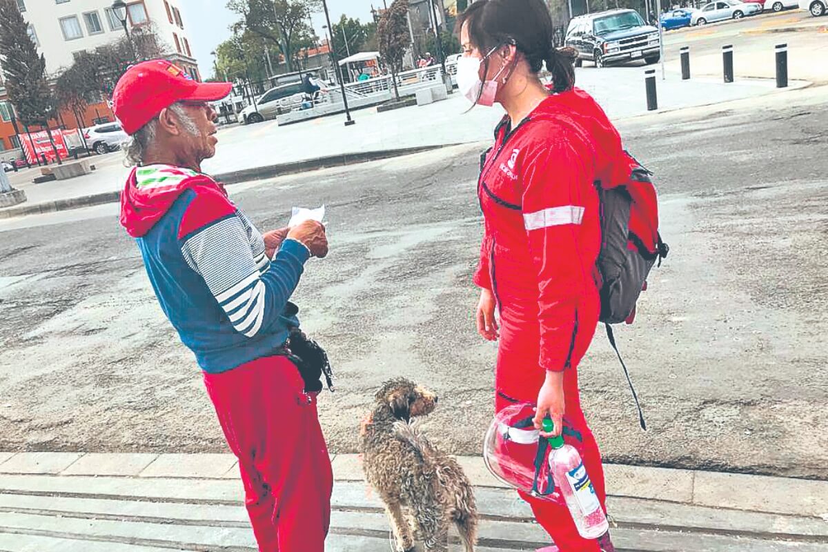 Don Héctor, de 68 años de edad, vive en la calle con su perro Panchito
