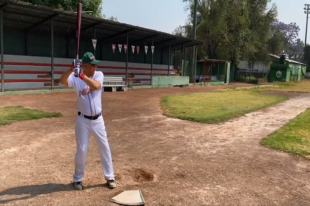 AMLO practica béisbol bajo los rayos del sol