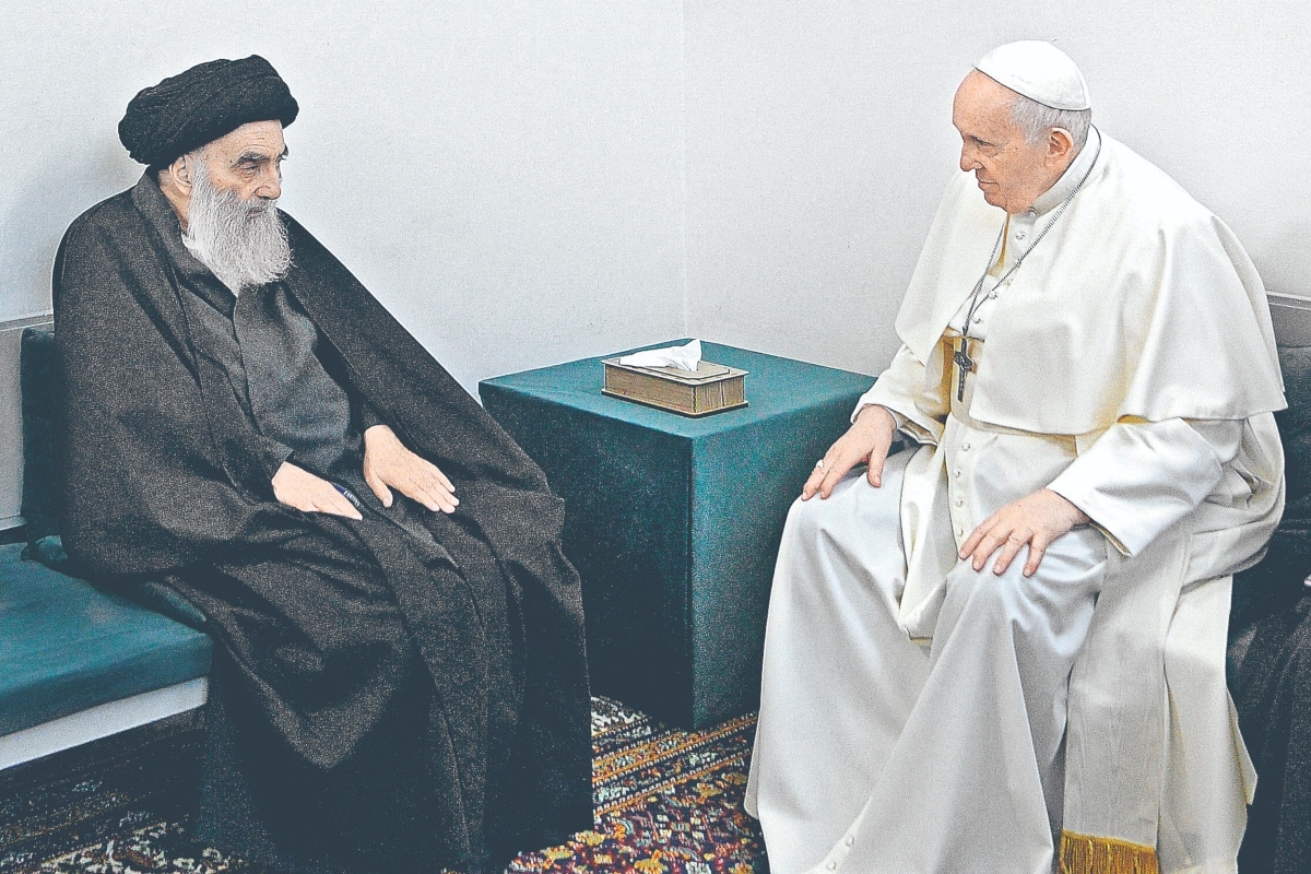 Francisco viajó a Irak como 'peregrino de paz'; mantuvo un icónico encuentro con el gran ayatolá chiita Alí Sistani, quien habló de paz para los cristianos
