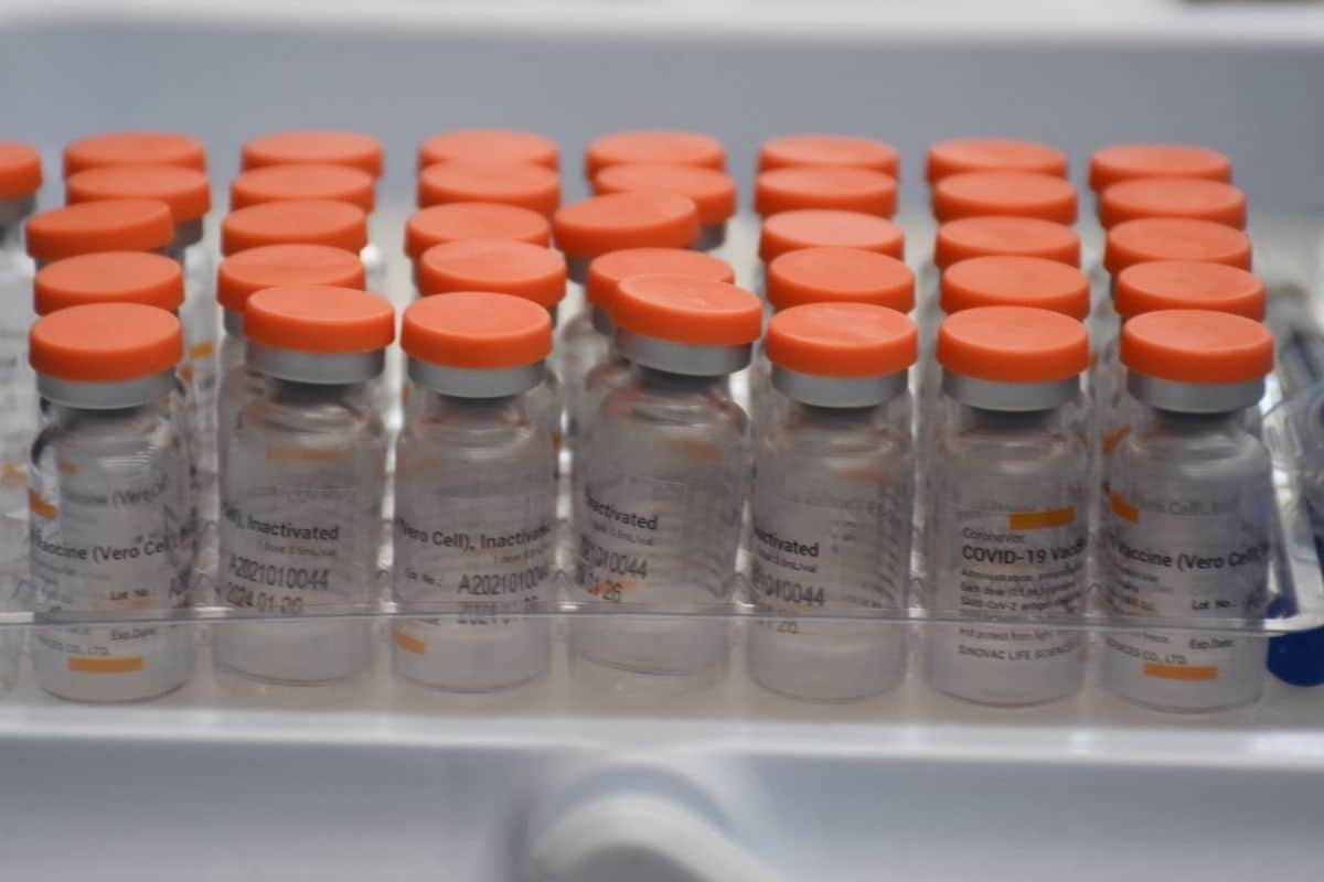 Liberan 800 mil dosis de vacuna Sinovac para aplicar en el país