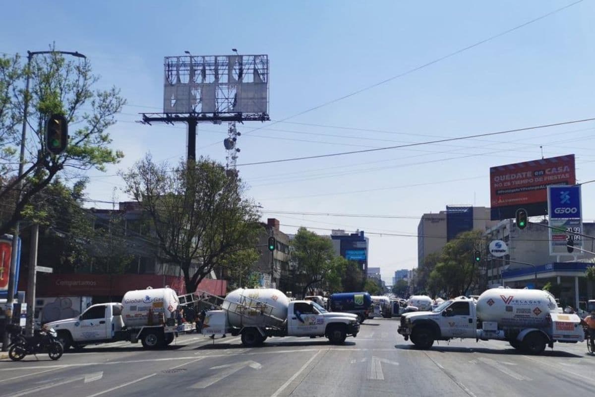Conductores de pipas de gas bloquean avenida Revolución