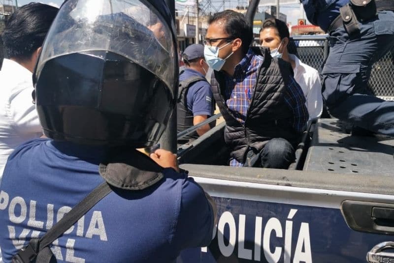 Escoltas de delegada de Bienestar en Oaxaca encañona a edil por protestar por falta de vacunas, hay detenidos 