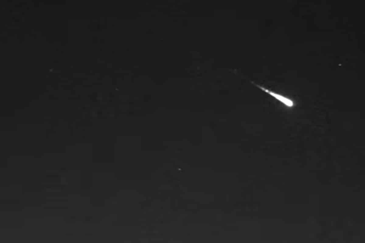 De acuerdo con la Red de Meteoros de Reino Unido, el meteorito tuvo un movimiento lento con “una fragmentación claramente visible”