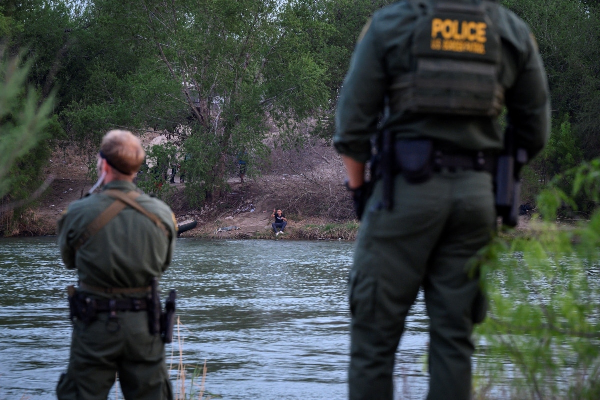 Elementos de la Patrulla Fronteriza a la caza de migrantes que intentan entrar a territorio estadounidense. Mexicanos, hondureños y guatemaltecos intentan huir en Penitas, Texas