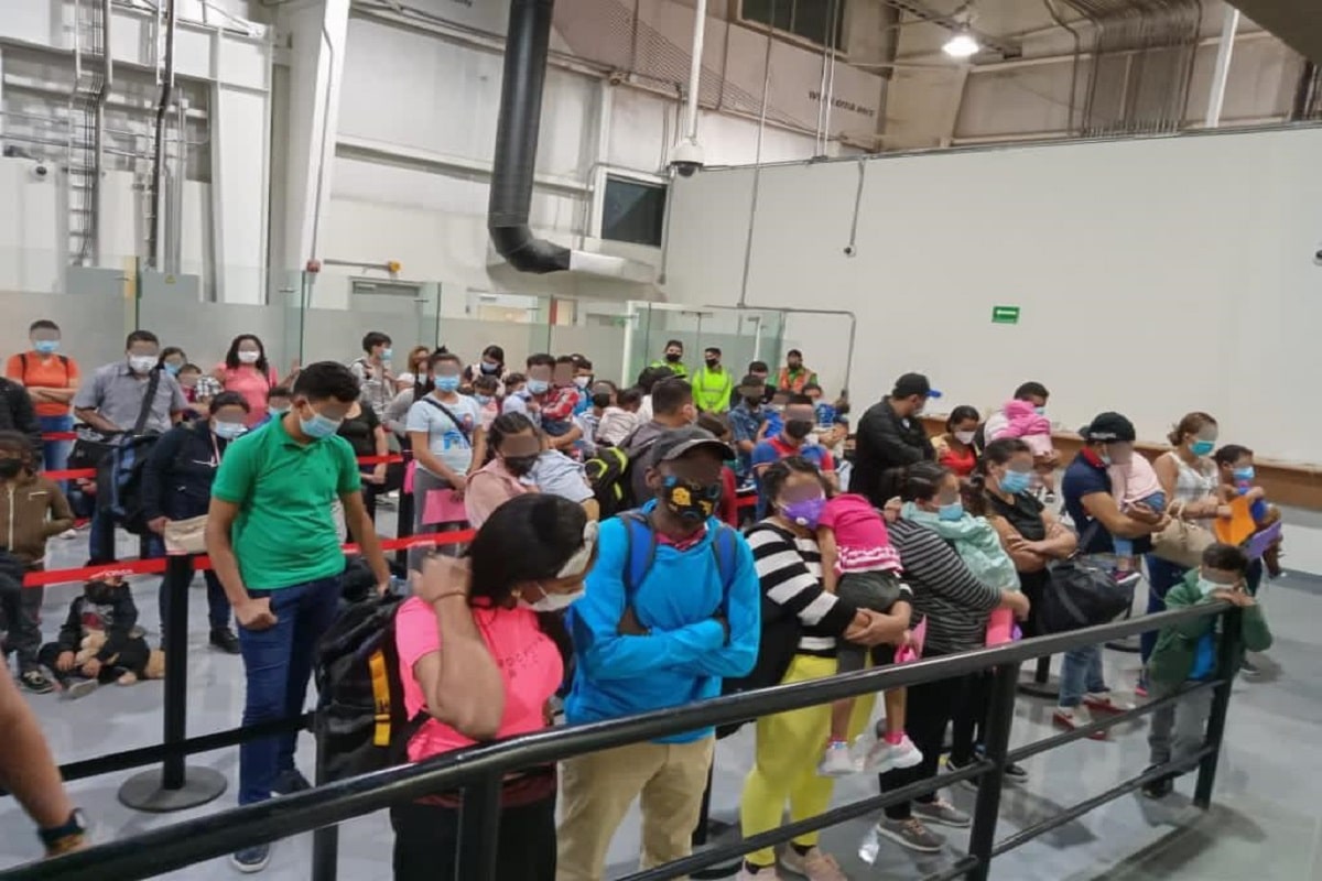 Migrantes esperan ser deportados en Monterrey