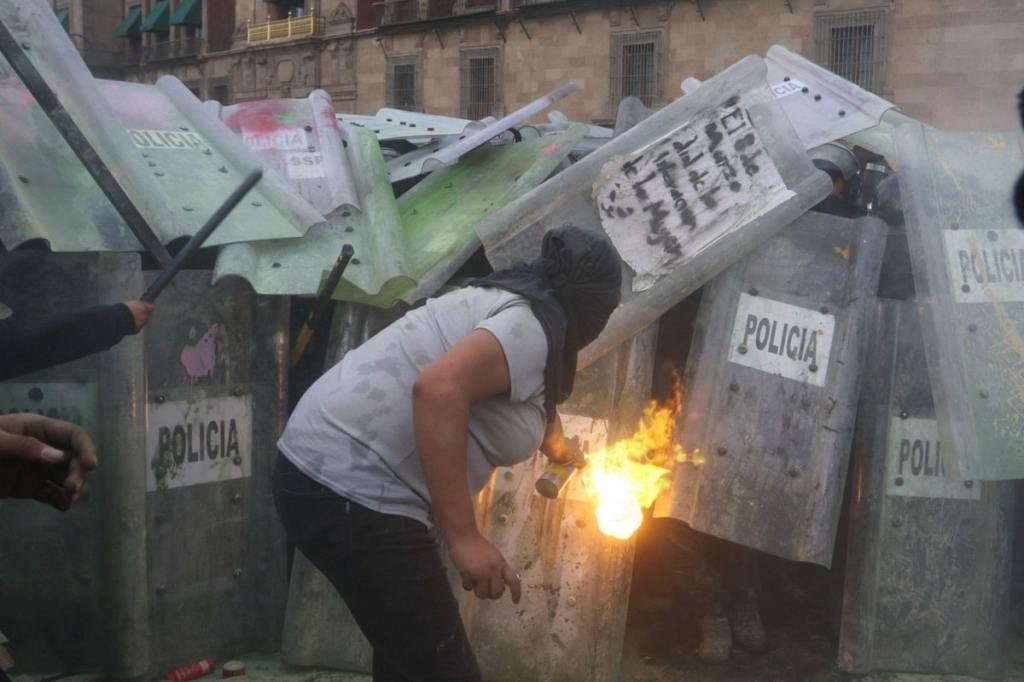Mujer prende fuego a policías de la CDMX durante la manifestación del 8 de marzo