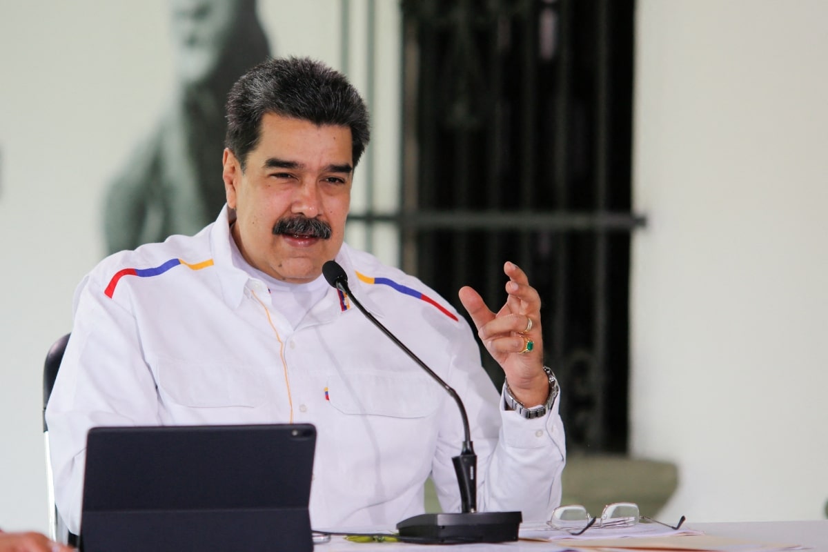 El presidente Maduro presume gotas milagrosas; el opositor Juan Guaidó se infectó