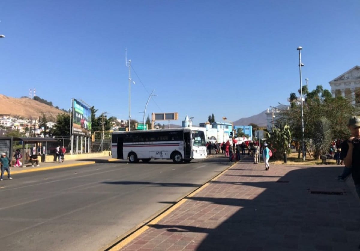 Bloqueos desquician Oaxaca